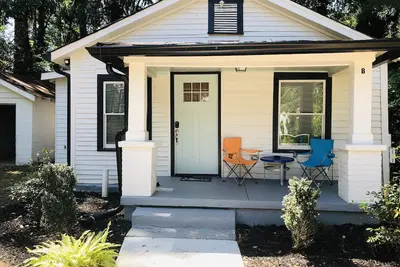 Image de Secluded 1Bdrm Cottage. Free Wifi  with Netflix 15 min Airport Near Stadium