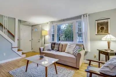 Image de Charming Cape Cod get away on Great Pond with porch!