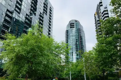 Image de Cheerful Urban Living in Highrise Condo by Waterfront with Great Views