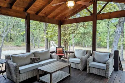 Image de Hidden cabin on private Forty Acre woods with 3 bedrooms, near beach and marina!