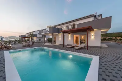 Image de Villa avec piscine et climatisation