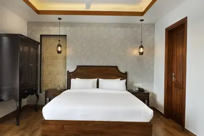 Image de Hydewest India Orchid King Gold Grande Studio w/ Kitchenette