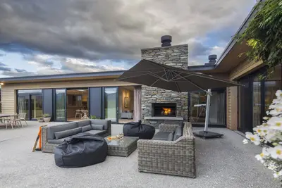 Image de Stylish Modern Home Close to Ski Fields & Shops