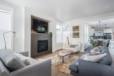 Image de Impeccable Bend Mountain Retreat, 15 Min to Bachelor, Hot Tub, Fireplace, Ac, Hike and Bike Trails