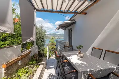 Image de Denis, beachfront, 4-bedroom apartment in Mastrinka