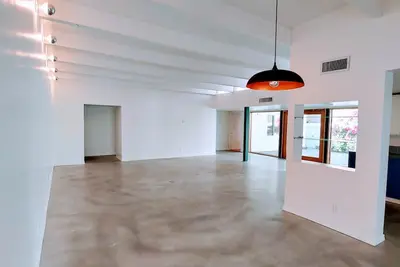 Image de Spacious mid century townhome in the middle of everything!