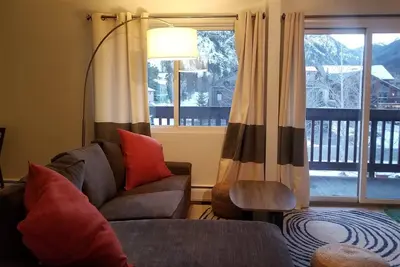 Image de Steps from Main St, quiet 2-bdrm condo w/views, fireplace, hot tub, steam shower