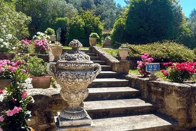 Image de Mas 18ème 400 m2 rénové, au milieu des vignes et des oliviers, Lourmarin à pied
