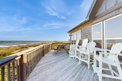 Image de Oceanfront house with private pool, hot tub, & washer/dryer