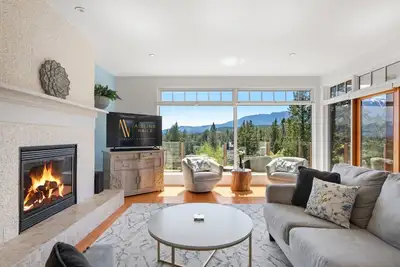 Image de Lakeside Oasis | Hot Tub | Mountain & Lake Views