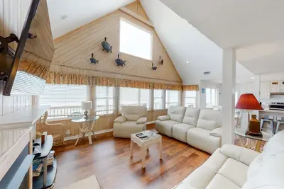 Image de Oceanfront house with private pool, hot tub, Ac, W/D & fireplace - dog-friendly