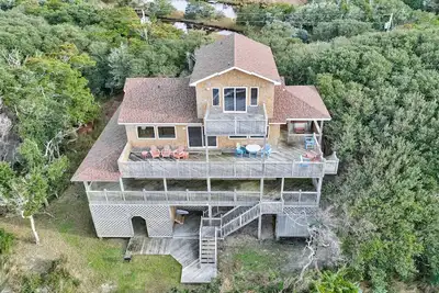 Image de Waterfront home with pool, private hot tub, ocean view, W/D & Ac - dog-friendly