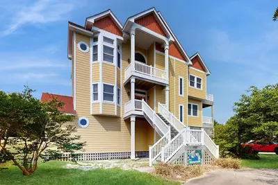 Image de Expansive home with private pool, hot tub, high-speed WiFi & central Ac