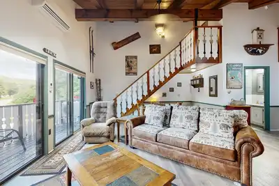 Image de Convenient Townhouse plus Loft w/Free WiFi, Full Kitchen, Gas Fireplace, & More