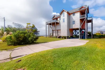 Image de Waterfront Home w/ Private Hot Tub, Decks, W/D & Ac - 2 Blocks to the Beach
