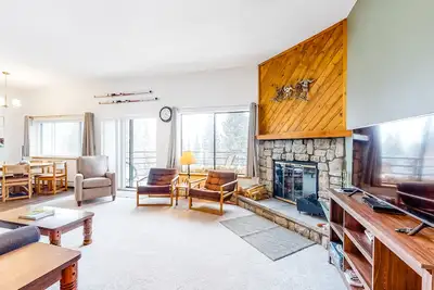 Image de Cozy ski condo with free WiFi & a wood fireplace
