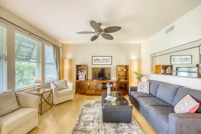 Serene, golf course-adjacent getaway w/Ac, a shared pool  & free WiFi