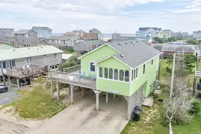 Image de Dreamy beach house with shared pool, central ac, private w/d, deck, & WiFi