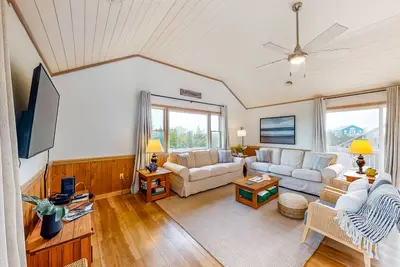 Image de Dog-friendly home with water view, five decks, central Ac & pool access