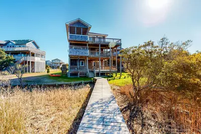 Image de Waterfront dog-friendly house with private hot tub, pool access & central Ac