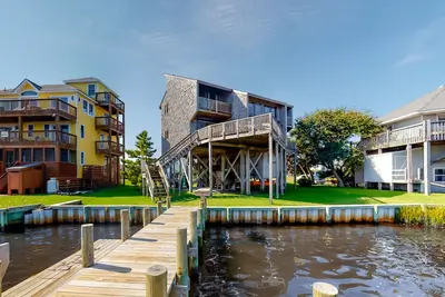 Image de Waterfront home with amazing sunrise/set views, kayaks, SUPs, dock & pool access