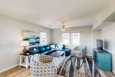 Image de Beachy townhouse with pool, central Ac, W/D & ocean views - dog-friendly