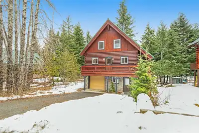Image de Three-story rural cabin + loft w/private washer/dryer, deck, & high-speed WiFi