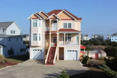 Image de Waterfront home with private pool, hot tub, & central Ac