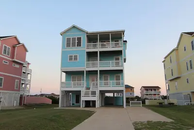 Inviting home with private hot tub, washer/dryer, & central Ac