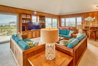 Image de 4 bedroom house with ocean view, private hot tub & pool access