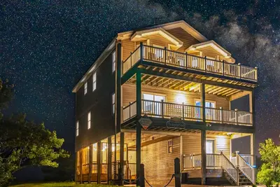 Image de Dog-friendly home with private hot tub, 3-story decks, Ac, pool - walk to beach