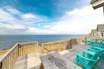 Image de Beautiful waterfront home with Sound view, private hot tub, pool, W\/D, Ac