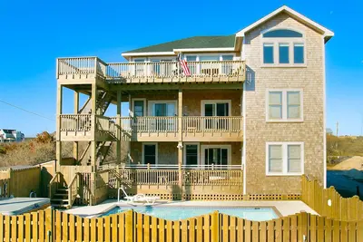 Image de Waterfront house with pool, hot tub, pool table, elevator & ocean view