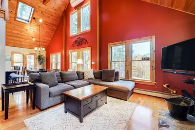 Image de Beautiful mountain home with private hot tub, fireplace & firepit - ski nearby