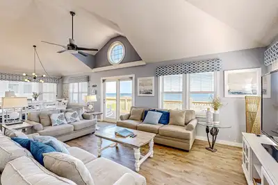 Image de Oceanfront dog-friendly home with private hot tub, ocean-view sundecks, Ac & W/D