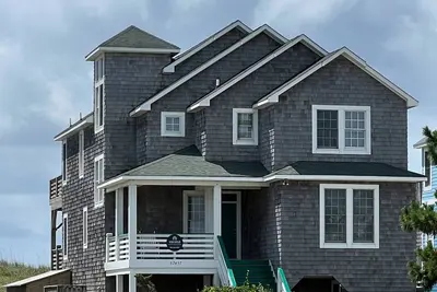 Image de Three-story beachfront home with private pool, hot tub, decks, & ocean views