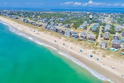 Image de Waterfront house near beach access with Ac, private pool & hot tub -dog-friendly