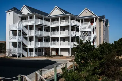 Image de Waterfront condo with private washer/dryer, pool, water views, and free WiFi