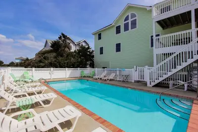 Image de Large beachside house with ocean view, W/D, private hot tub & central Ac