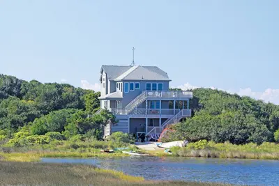 Image de Waterfront home with private hot tub, sound view, shared pool, WiFi