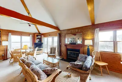 Image de Oceanfront home with amazing ocean views, hot tub, pool access & ping-pong