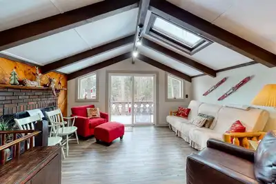 Image de Two-story home w/guest suite, gas grill, & private washer/dryer - Dogs okay