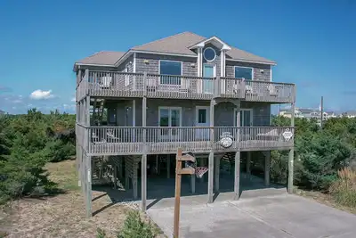 Image de Six-bedroom house with fireplace, private hot tub, ocean views & pool access