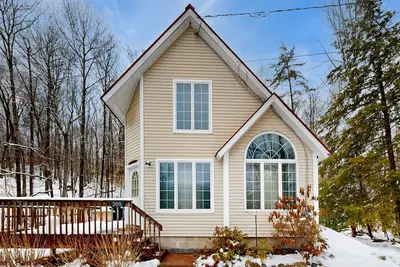 Image de Dog-friendly home + loft w/deck and gas grill, private washer/dryer, & free WiFi