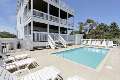 Image de Lakefront home with private pool, hot tub, & pool table