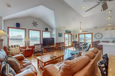 Image de Spacious home with private hot tub, pool, & deck