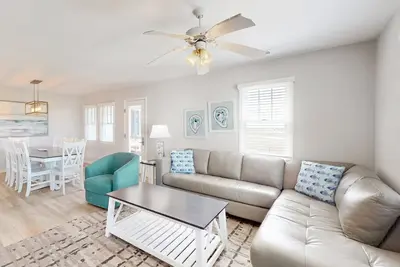 Image de Dog-friendly, ocean view townhouse with private W/D, pool access, and Ac