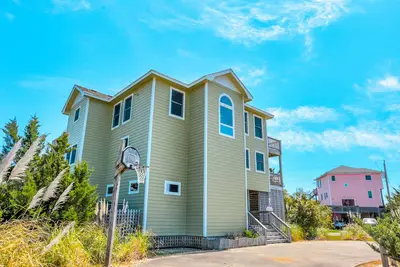 Image de Ocean- & sound-view home with private pool, hot tub, game room, & great decks