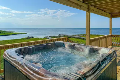 Image de Completely Renovated Waterfront House w/ Private Hot Tub