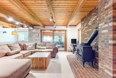 Image de Updated townhouse near Story Land w/central Ac, pool, game room, & free WiFi